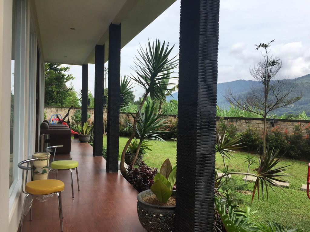 Avilla Puncak Exterior photo